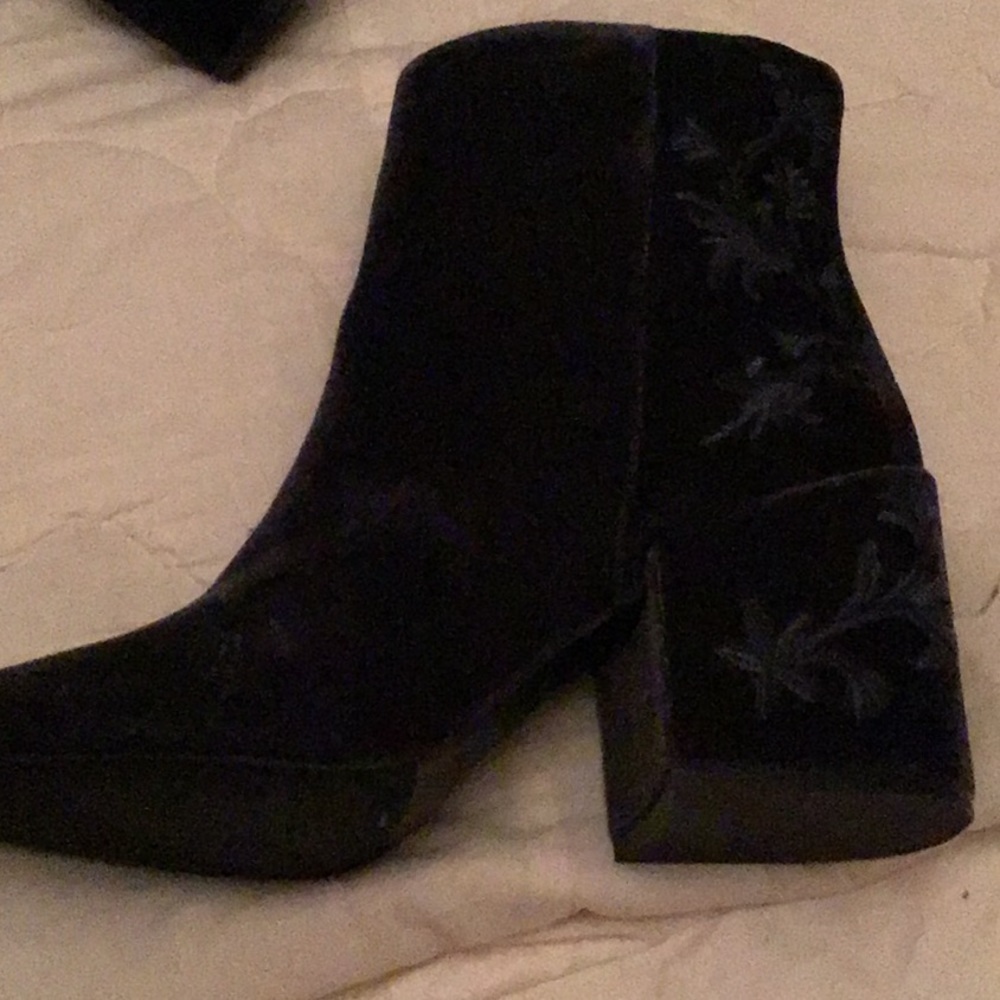 Kenneth Cole suede ankle booties